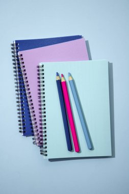 Bir ofis not defterinin stüdyo fotoğrafı.