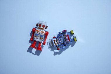 Oyuncak bir robotun stüdyo fotoğrafı.