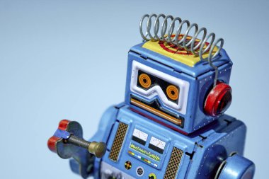 Oyuncak bir robotun stüdyo fotoğrafı.