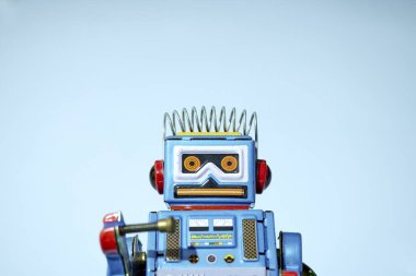 Oyuncak bir robotun stüdyo fotoğrafı.