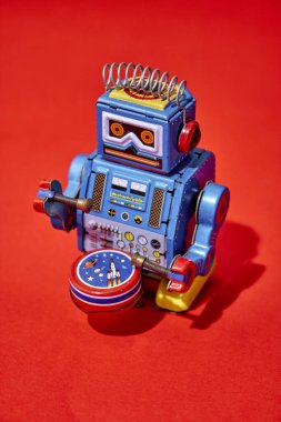 Oyuncak bir robotun stüdyo fotoğrafı.