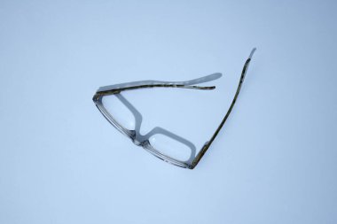 Okuma gözlüklerinin stüdyo fotoğrafı.