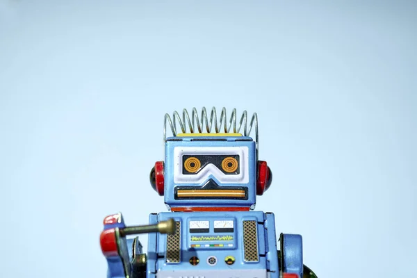 一个玩具机器人的工作室照片 — 图库照片