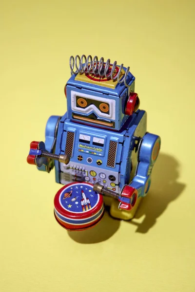 おもちゃのロボットのスタジオ写真 — ストック写真