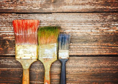 Boya fırçaları üst üste lekeli ahşap doku üzerinde bir dizi