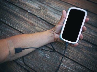 Bir cep telefonu şarj kablosu ile intravenöz çengel kol