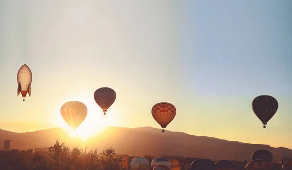 Varmluftsballonger i himlen — Stockfoto
