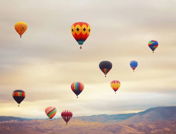 Güneş doğarken gökyüzünde sıcak hava balonları — Stok fotoğraf