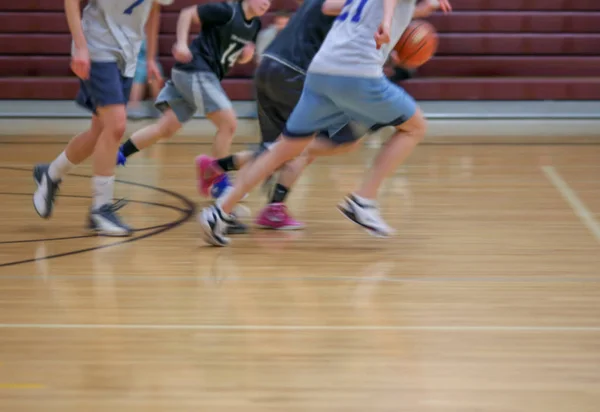 A lányok kosárlabda csapat fut felfelé vagy lefelé a bíróság — Stock Fotó