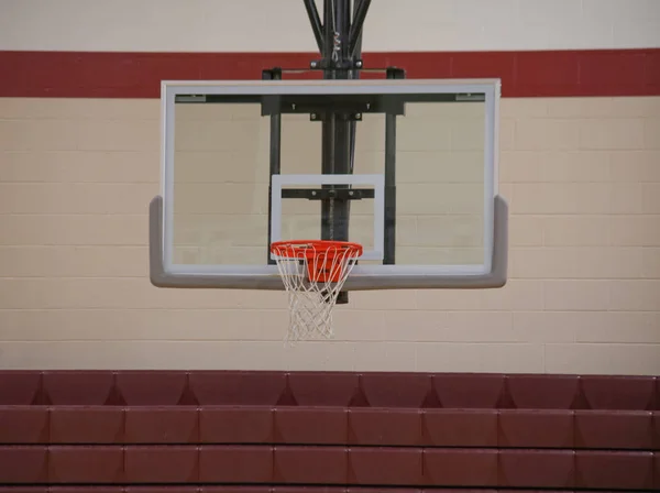 Aro de basquete em uma escola — Fotografia de Stock