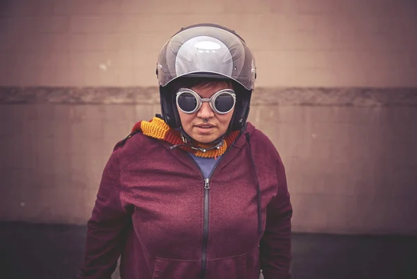 Une femme dans un casque de moto avec des lunettes steampunk — Photo