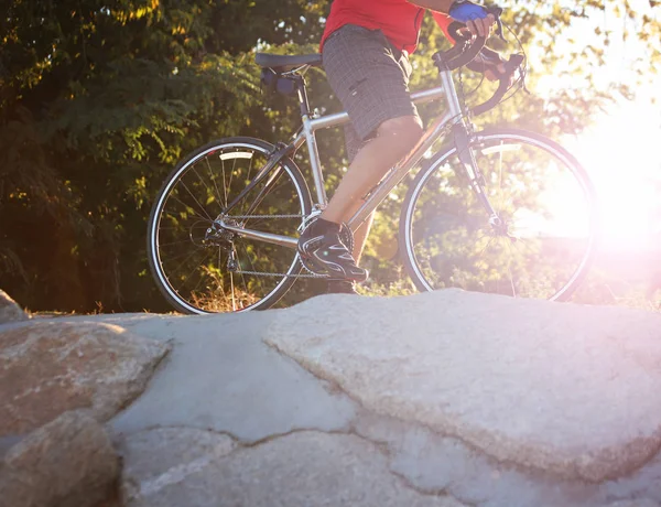 Persona en una bicicleta de montaña —  Fotos de Stock