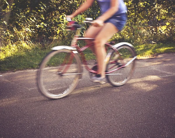 Девушка на велосипеде по дорожке — стоковое фото