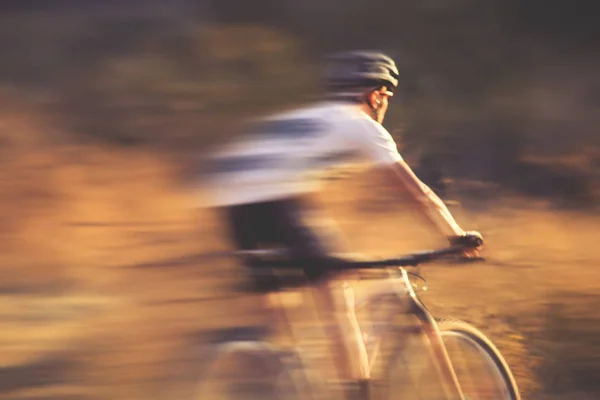 Man riding a bicycle down a dirt trail — Stock Photo, Image