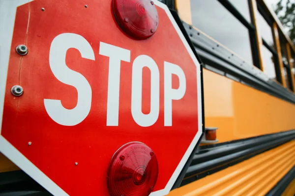 Σχολικό λεωφορείο και κόκκινο σήμα στοπ — Φωτογραφία Αρχείου