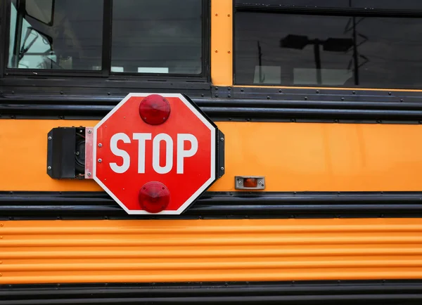Autobus szkolny i czerwony znak stop — Zdjęcie stockowe