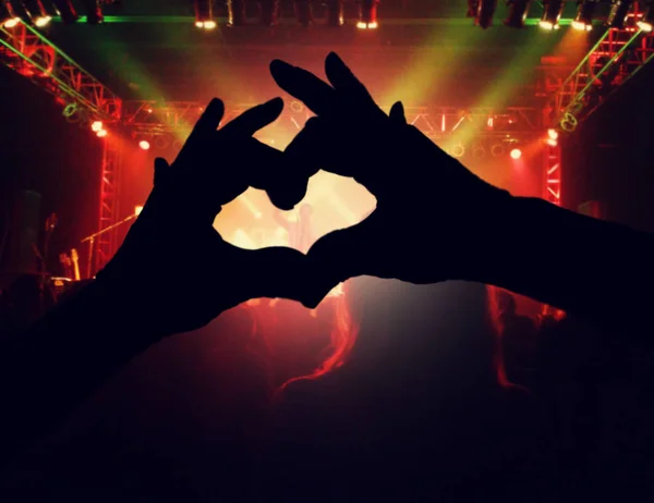 Πλήθος κόσμου σε μια συναυλία με καρδιά τα χέρια πάνω από το κέντρο — Φωτογραφία Αρχείου