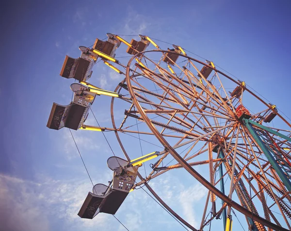 A fair ride during dusk on a warm summer — Stock Photo, Image