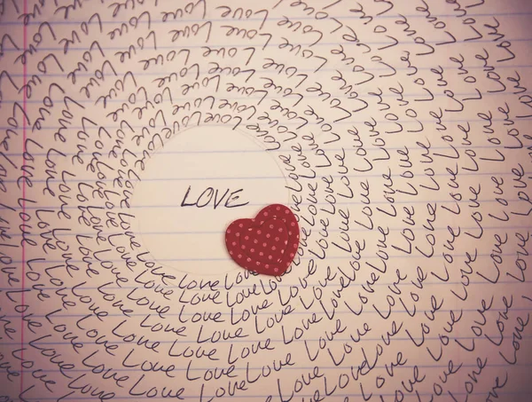 Palavra amor escrito em um pedaço de papel forrado — Fotografia de Stock