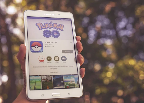 Usuario de Android listo para instalar Pokemon Go —  Fotos de Stock