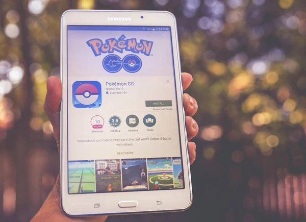 Пользователь Android готов установить Pokemon Go — стоковое фото