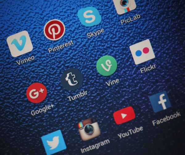 Tableta muestra tendencias en las redes sociales — Foto de Stock