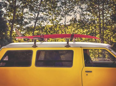 bir surfboard ile ormanda Vintage kamp van 