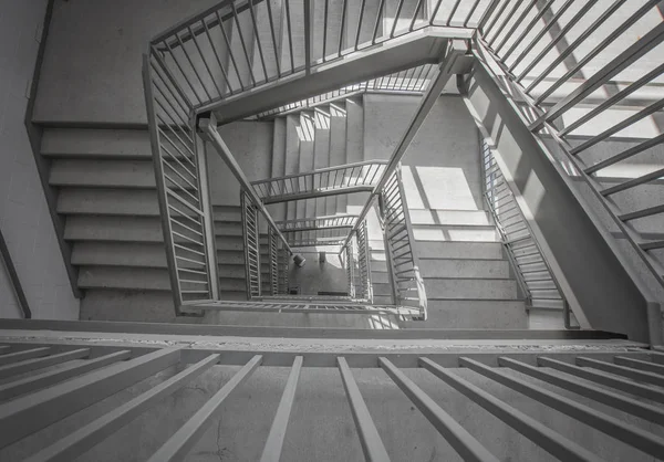 Une cage d'escalier maussade prise du haut — Photo