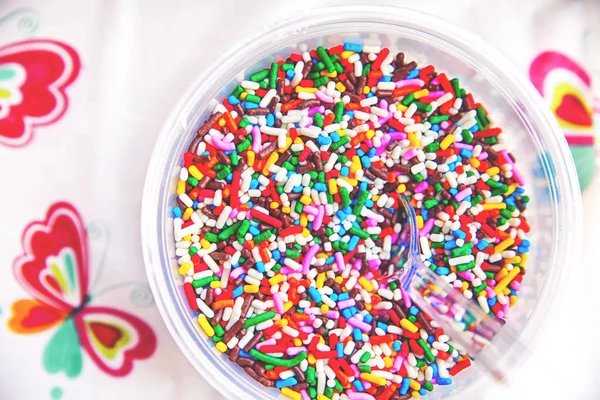 Un tazón lleno de coloridos caramelos salpicados — Foto de Stock