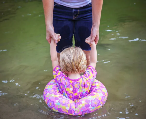 Una madre sosteniendo las manos de su hijo en agua —  Fotos de Stock