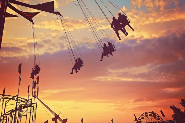 Pessoas montando passeios e desfrutando da atmosfera de verão em um stat — Fotografia de Stock