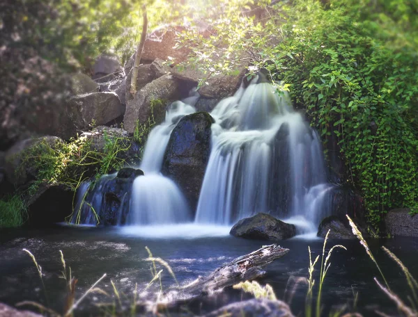 Pretty waterfall (slow shutterspeed for cascading water softeni — Stock Photo, Image