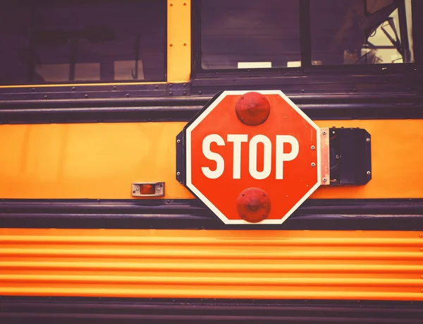 Шкільний автобус і великий червоний знак зупинки — стокове фото