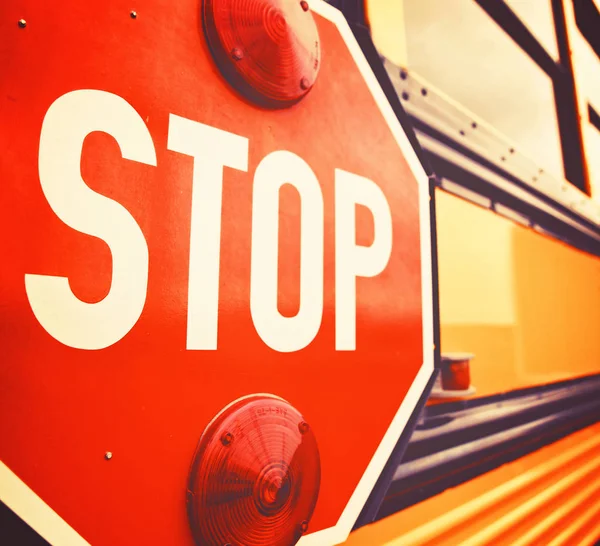 Bus scolaire et le grand panneau d'arrêt rouge — Photo