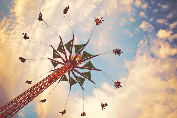 sürme sürmek ve bir eyalet fuarında bir retro vintage instagram filtre uygulama veya eylem ile tonda alacakaranlıkta yaz atmosferinin tadını insanlar