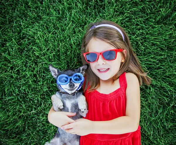 Ein Niedliches Kleines Mädchen Mit Roter Sonnenbrille Auf Dem Arm — Stockfoto