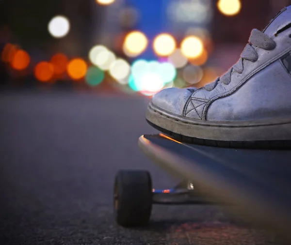 Tiro Ângulo Largo Cara Preparando Para Patinar Uma Rua Urbana — Fotografia de Stock