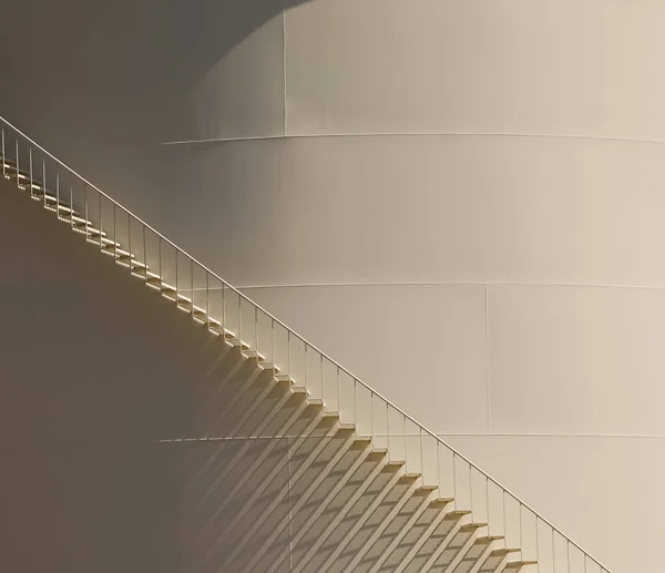 Escaleras en una torre de agua durante la puesta del sol — Foto de Stock