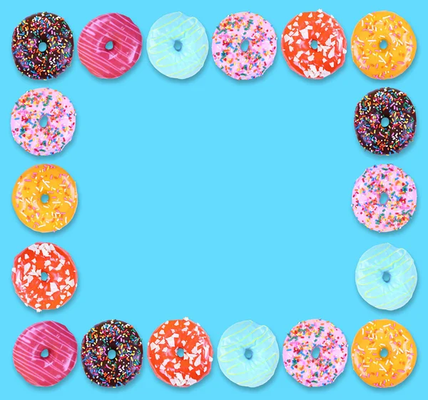 Donuts em um estúdio isolado fundo branco tiro sobrecarga com sombras — Fotografia de Stock