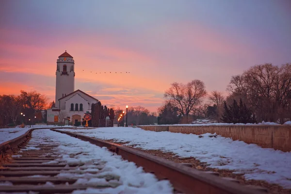 Foto all'alba del deposito ferroviario boise e dei binari ferroviari coperti di neve con uno stormo di oche che volano alla luce del mattino in una fredda giornata invernale tonica con un filtro retrò vintage instagram — Foto Stock