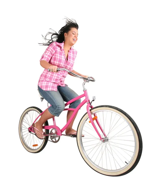 Hübsche Frau auf einem Cruiser-Fahrrad mit wehendem Haar Studio-Aufnahme isoliert auf weißem Hintergrund mit einem Clipping-Pfad — Stockfoto