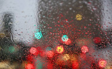 Yağmurlu araba ve sokak ışıkları işlek bir yolda bir ön cam ile geceleri gördün mü 