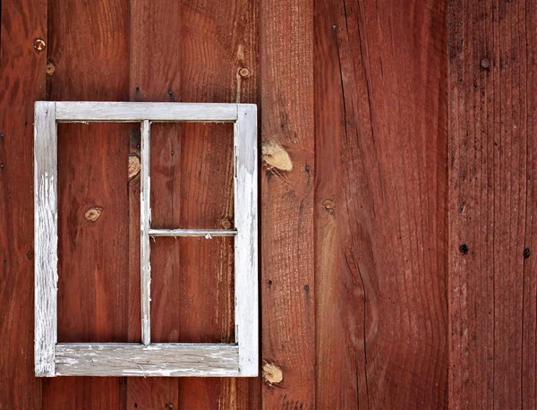 Uma moldura branca velha do painel da janela em uma parede de madeira — Fotografia de Stock