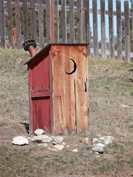 ストーブ パイプ crecsent 月ウィンドウを持つ古い納屋 — ストック写真
