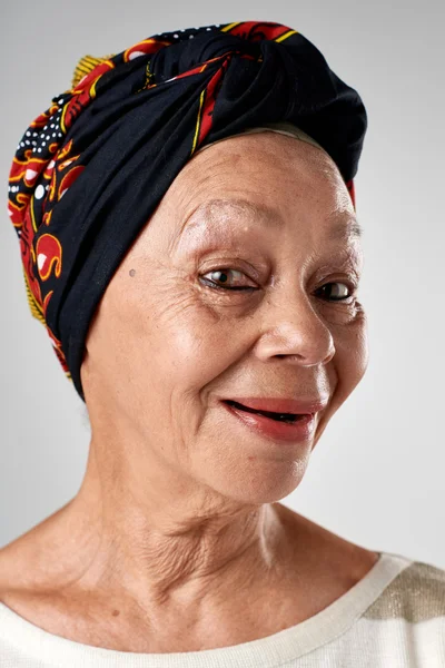 Senior donna razza mista sorridente — Foto Stock