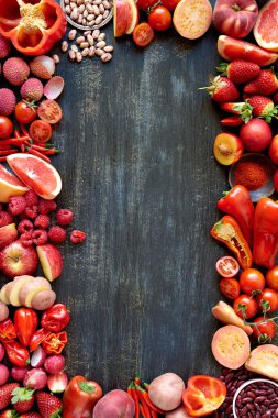 Sebze ve meyveler ahşap masada.