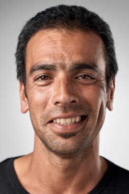 gerçek erkek gülümseyen