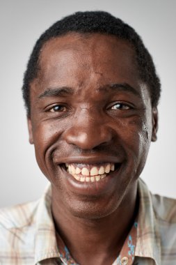 Afrikalı adamın gülümseyerek mutlu