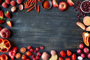 Sebze ve meyveler ahşap masada.