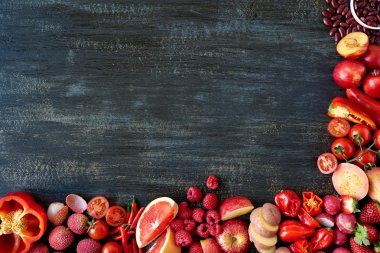 Sebze ve meyveler ahşap masada.